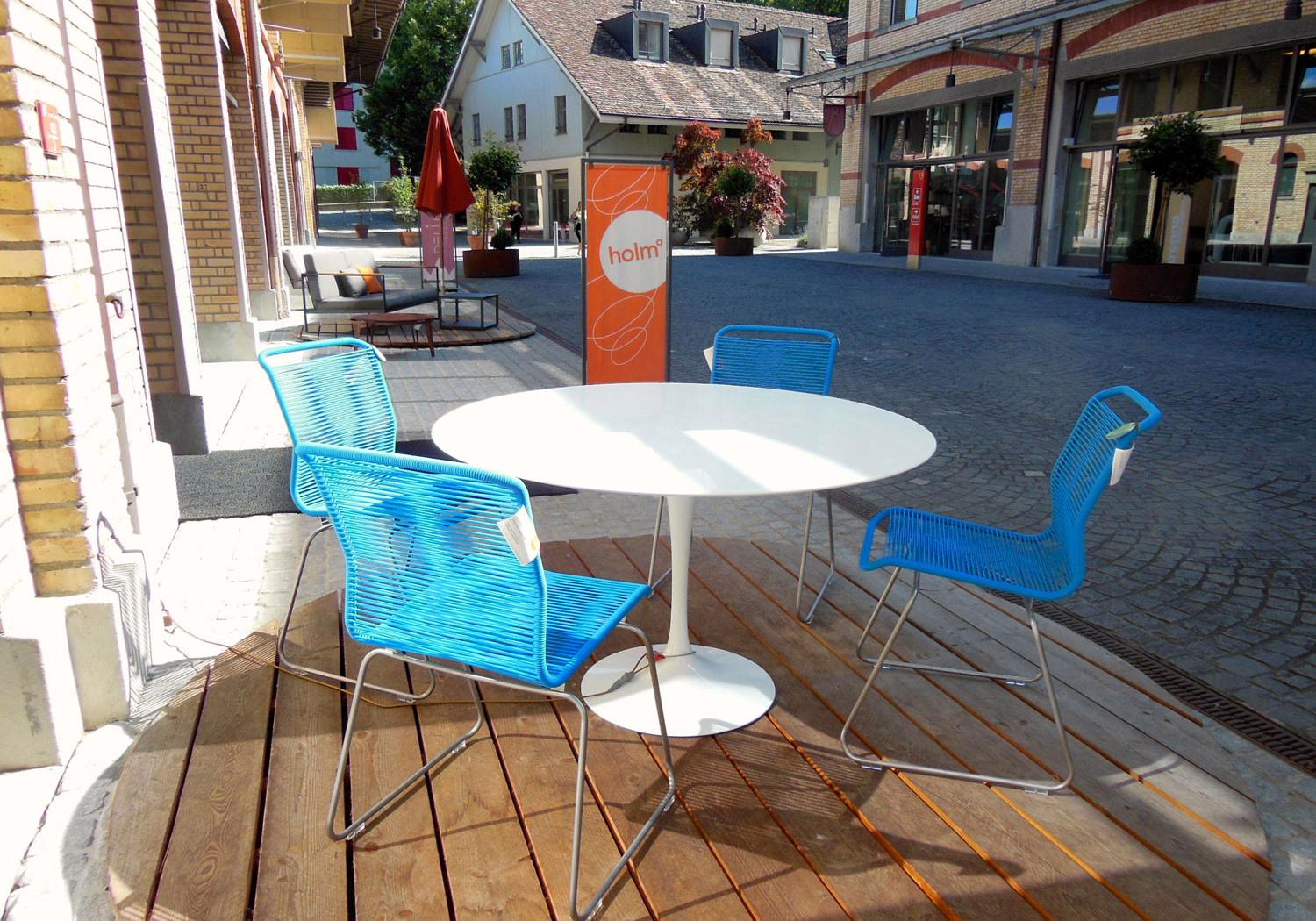 Eero Saarinens Tulip Table for outdoor use - Knoll International